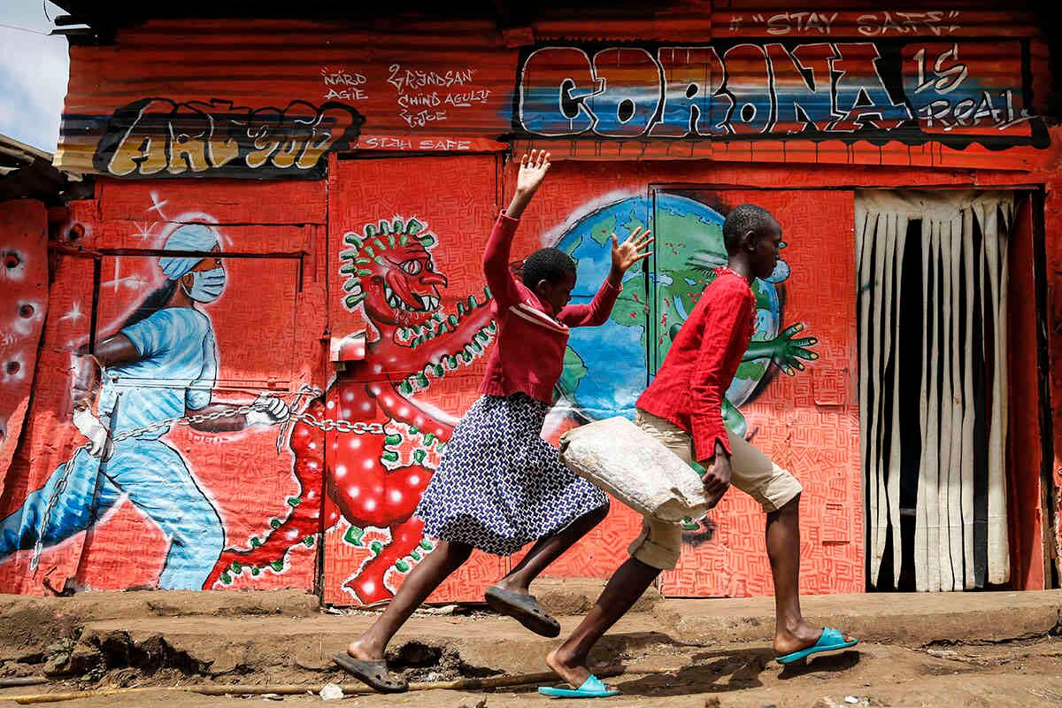 Este mural fue creado para advertirle a la gente sobre los peligros de la covid-19. Está en el barrio de Kibera de Nairobi, Kenia. La imagen es del 3 de junio. Foto: Brian Inganga/ AP