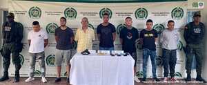 Los siete supuestos integrantes de la red delictiva fueron capturados por agentes del Gaula de
la Policía Metropolitana de Cali.