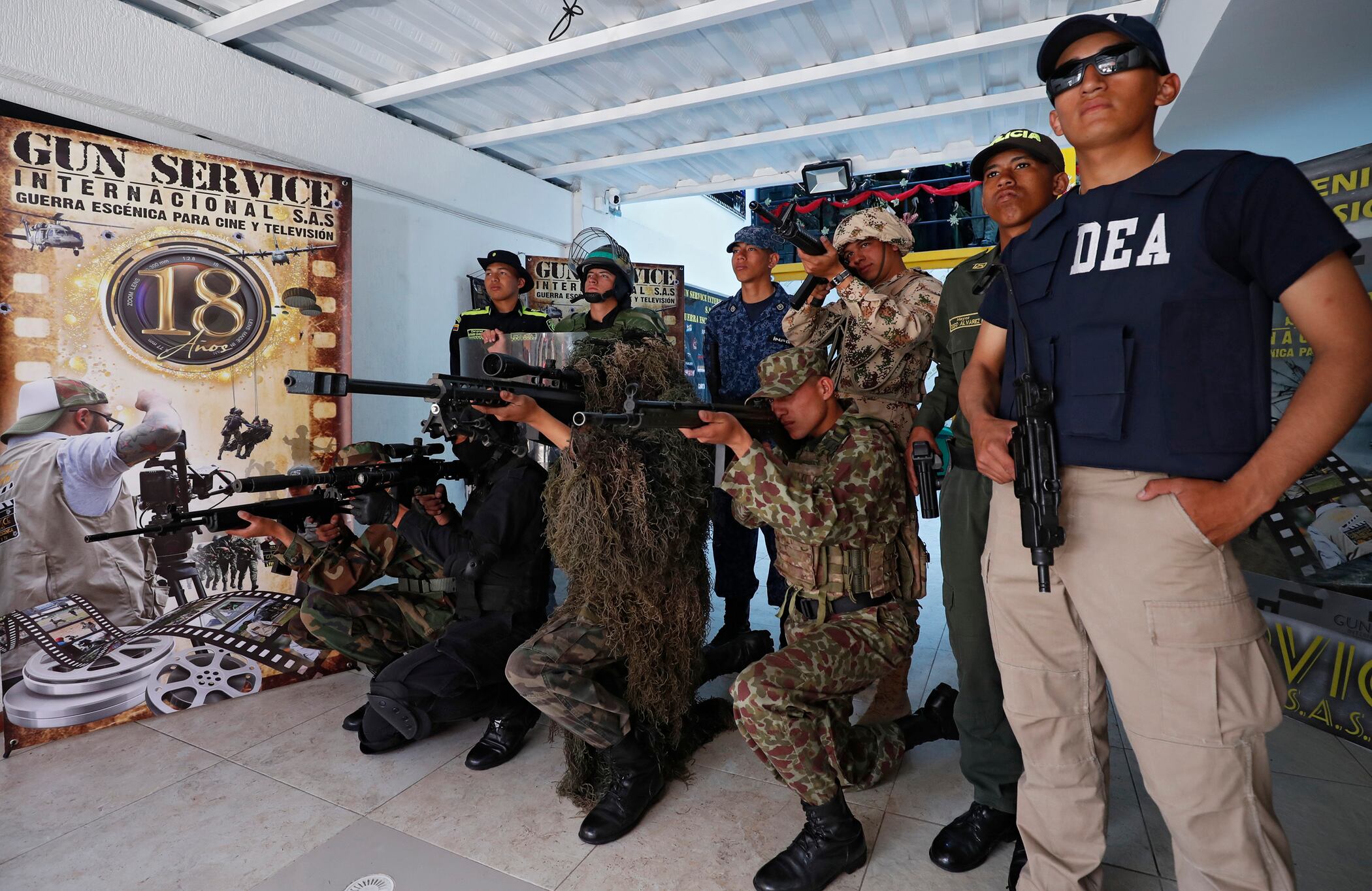 El compromiso de la compañía se refleja en la seguridad y asesoramiento con armeros profesionales, coordinadores logísticos y personal administrativo dedicado a cada producción.