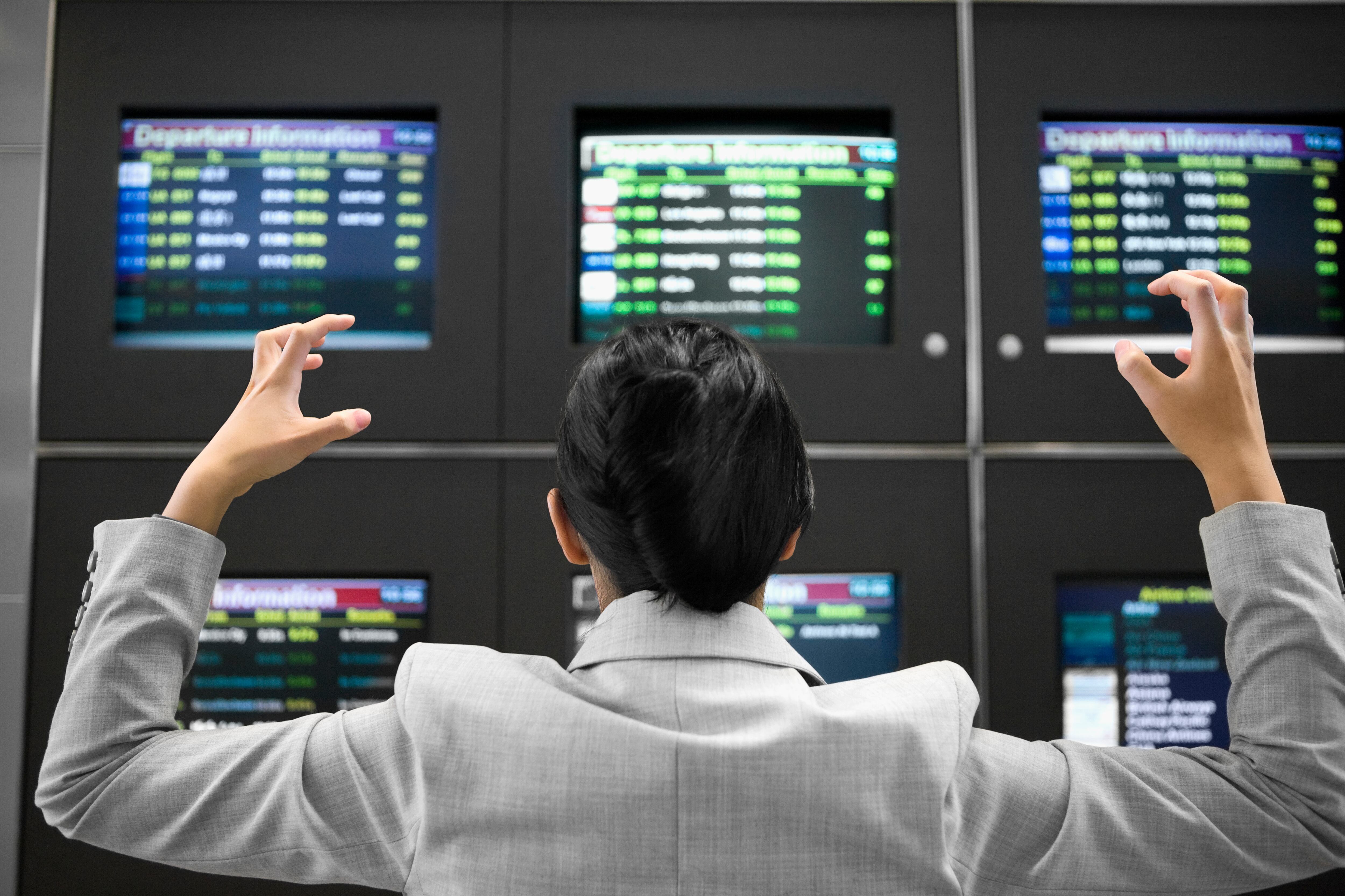 Pasajeros atrapados en aeropuertos ante cancelación inesperada de vuelos