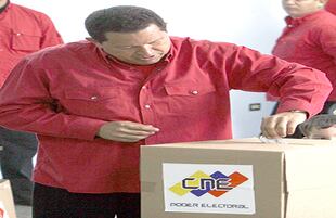 Chávez votando el referendo constitucional el 15 de febrero de 2009 que levantaría el límite de reelecciones en el país vecino.