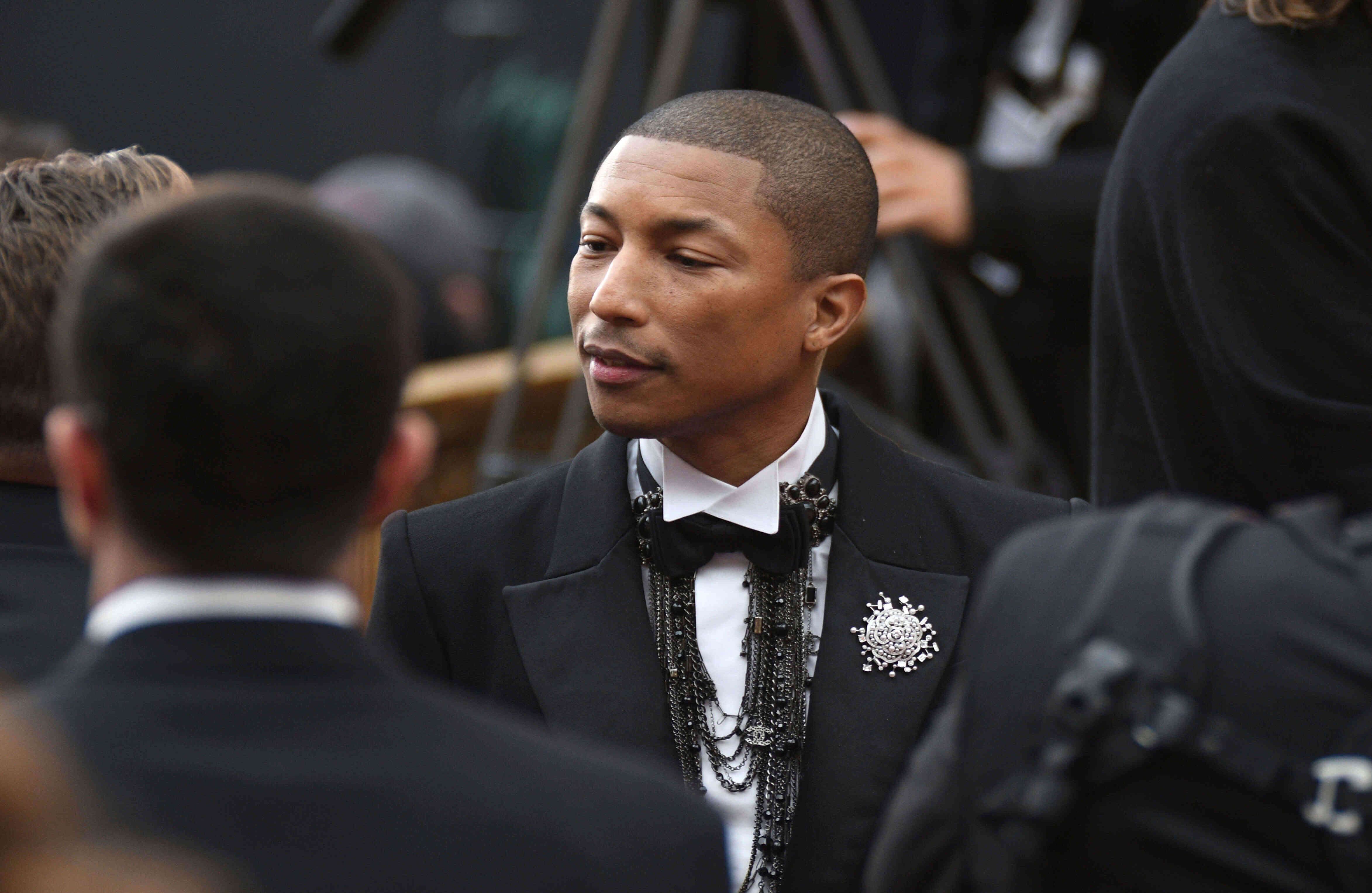 Karl Lagerfeld fue el encargado del traje de Pharrell Williams de la casa Channel (Photo by Al Powers/Invision/AP)