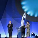 El alcalde de Barranquilla, Jaime Pumarejo, y la ministra del Deporte de Colombia, Astrid Rodríguez, recibieron la bandera de los Juegos Panamericanos de 2027.