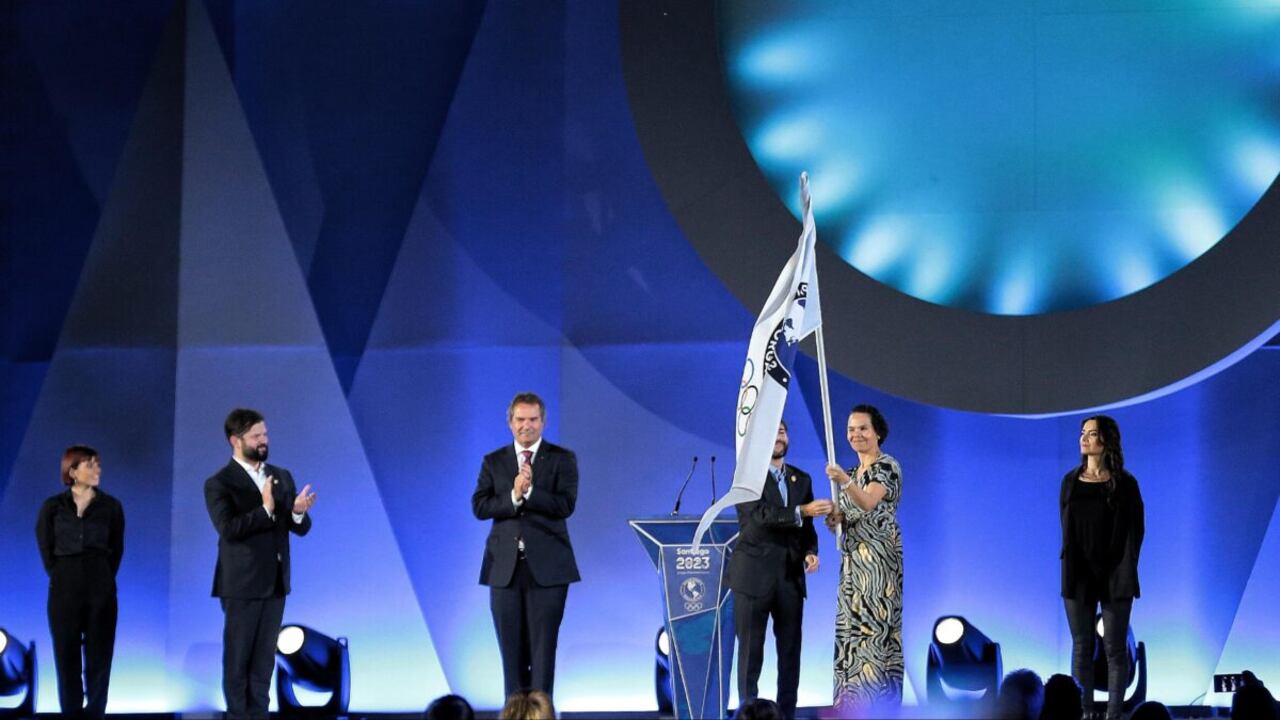 El alcalde de Barranquilla, Jaime Pumarejo, y la ministra del Deporte de Colombia, Astrid Rodríguez, recibieron la bandera de los Juegos Panamericanos de 2027.