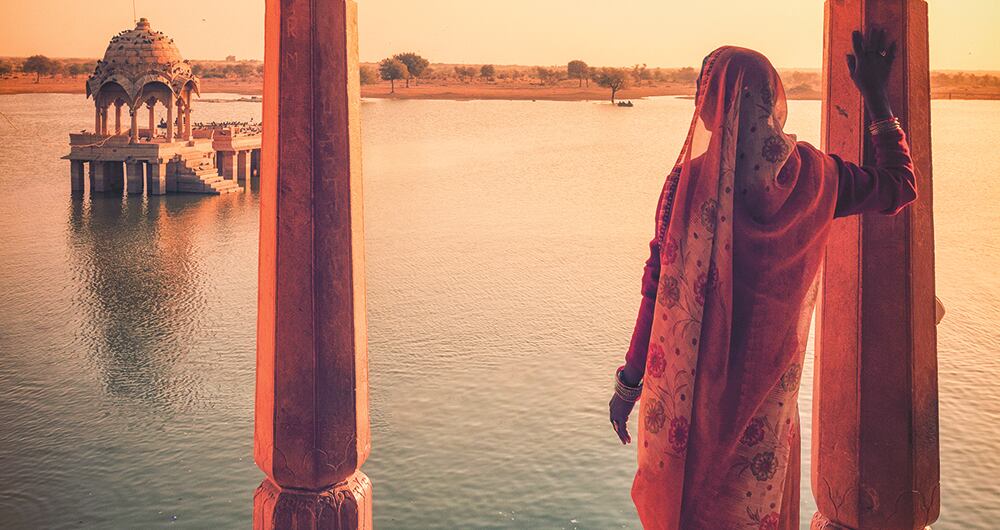 Del fondo del agua emergen palacios y una mujer, envuelta en un sari, se interroga tal vez por su destino