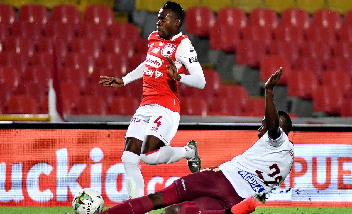 Carlos Arboleda disputa un balón en juego ante Tolima