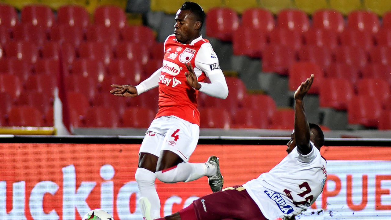 Carlos Arboleda, disputando un balón en un juego ante Tolima.