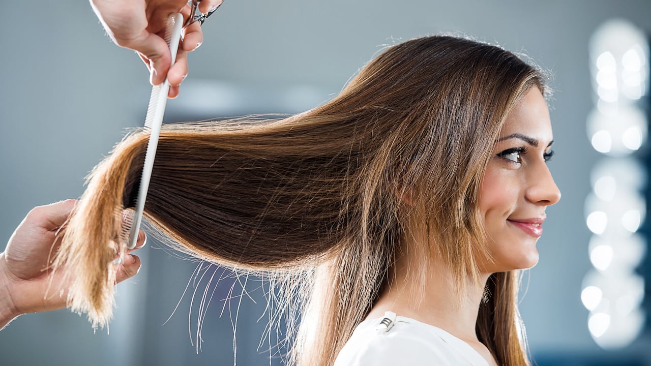 Para quienes buscan mantener su melena impecable, surge la interrogante sobre cuándo es el momento adecuado para recortar las puntas del cabello.