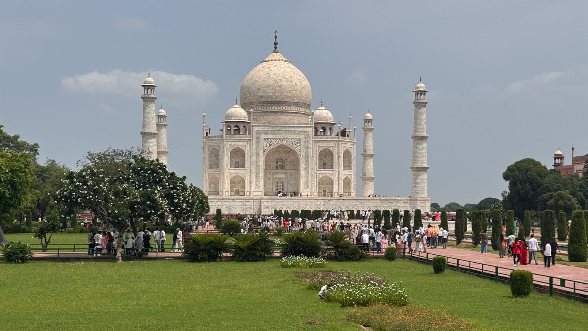 El esplendor de Agra, en India, es el Taj Mahal. Recibe de forma constante entre 7 y 8 millones de visitantes al año. Fue construido entre 1631 y 1648 por orden del emperador Shah Jahan como un mausoleo monumental en honor a su fallecida esposa, Mumtaz Mahal. Declarada Patrimonio de la Humanidad por la Unesco, esta maravilla es cuidada mediante restricciones para los turistas. No se pueden usar cámaras fotográficas, videos ni micrófonos cuando se visitan las tumbas en el interior.