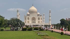 El esplendor de Agra, en India, es el Taj Mahal. Recibe de forma constante entre 7 y 8 millones de visitantes al año. Fue construido entre 1631 y 1648 por orden del emperador Shah Jahan como un mausoleo monumental en honor a su fallecida esposa, Mumtaz Mahal. Declarada Patrimonio de la Humanidad por la Unesco, esta maravilla es cuidada mediante restricciones para los turistas. No se pueden usar cámaras fotográficas, videos ni micrófonos cuando se visitan las tumbas en el interior.
