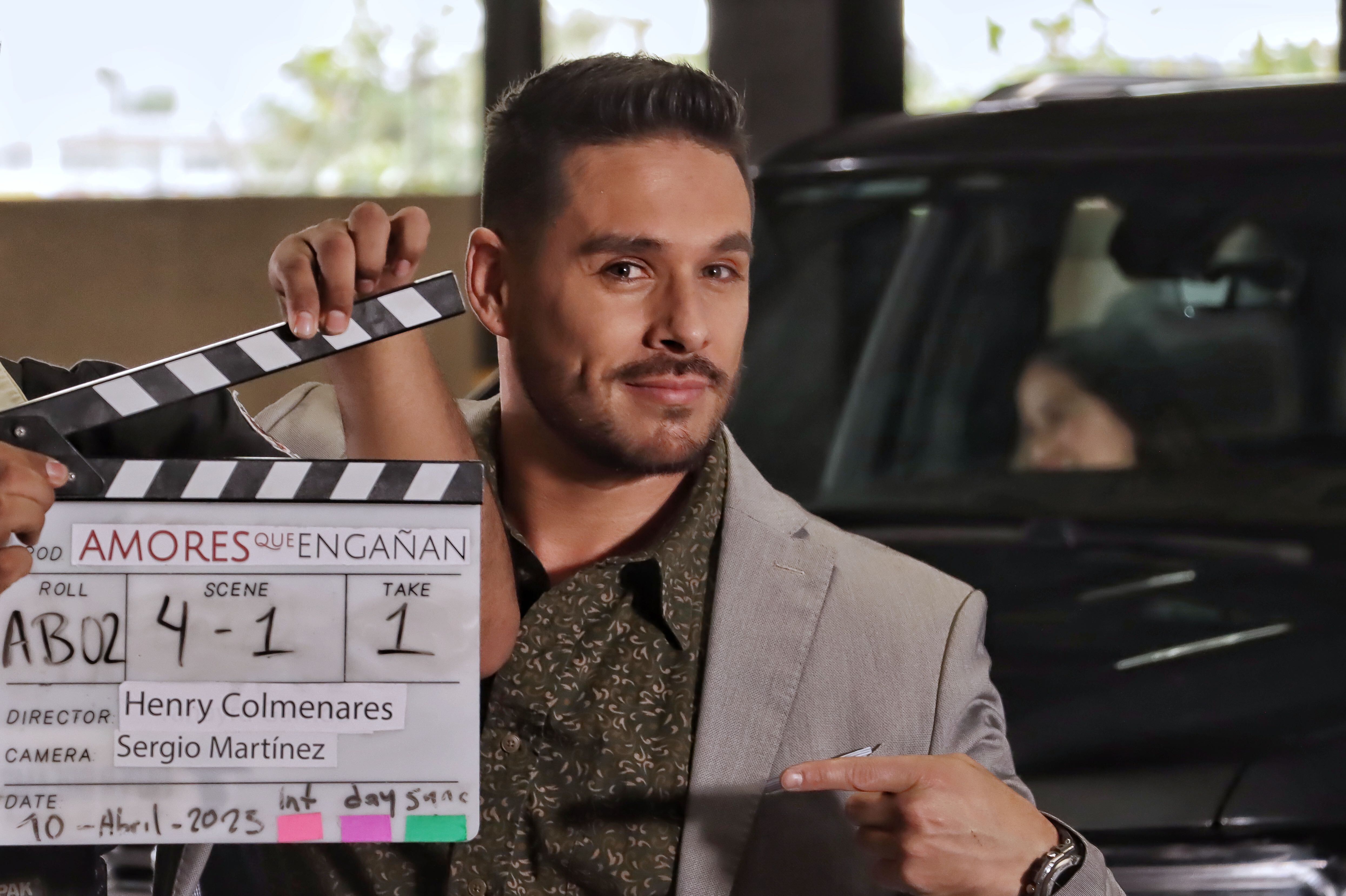 Sebastián Caicedo empezó a estudiar Ingeniería Ambiental en la la Universidad de la Salle. Sin embargo, abandonó esta formación para matricularse en la Academia de Interpretación de Alfonso Ortiz.