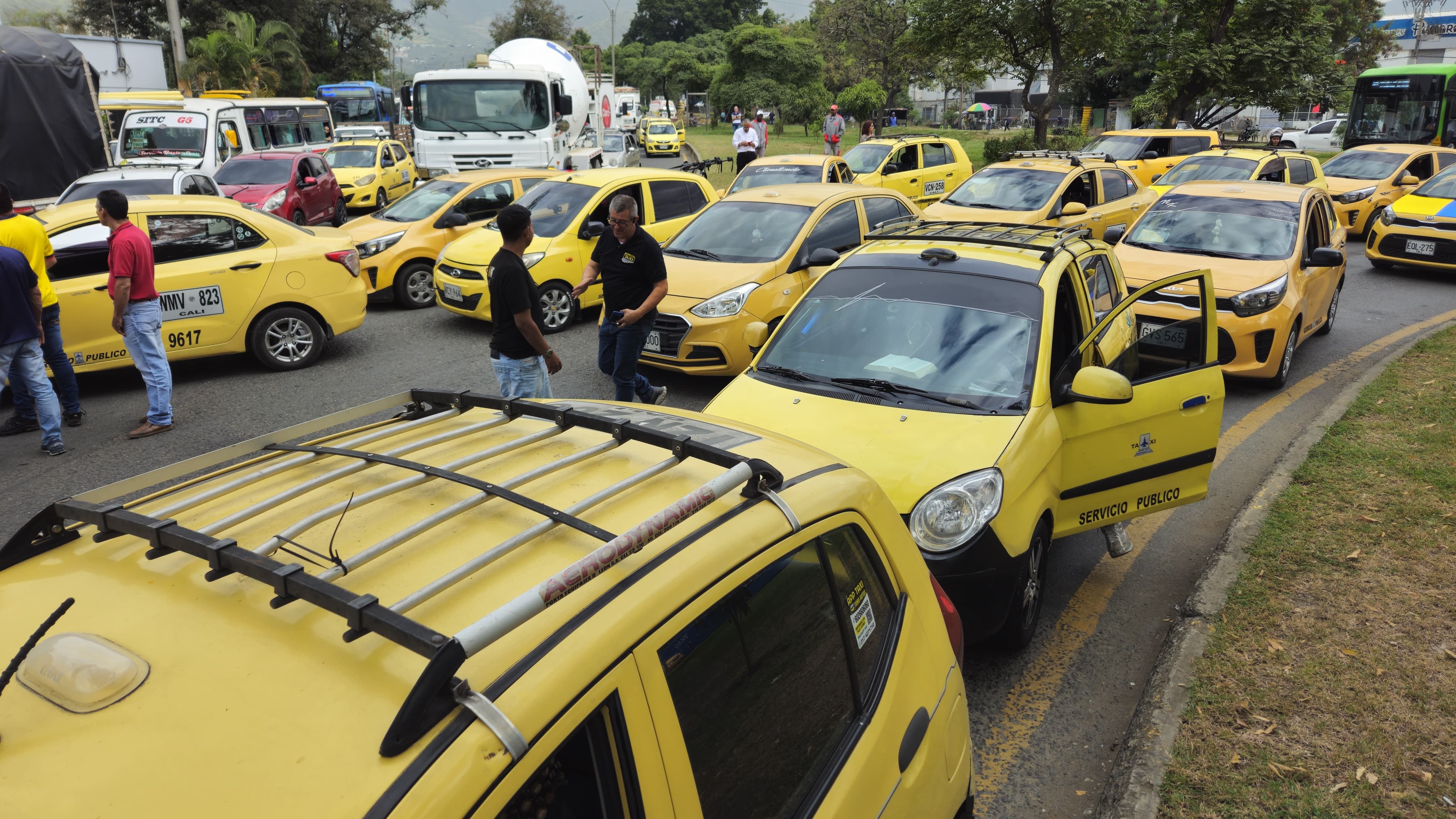 Operación tortuga y protestas de taxistas en el norte de Cali sector sameco