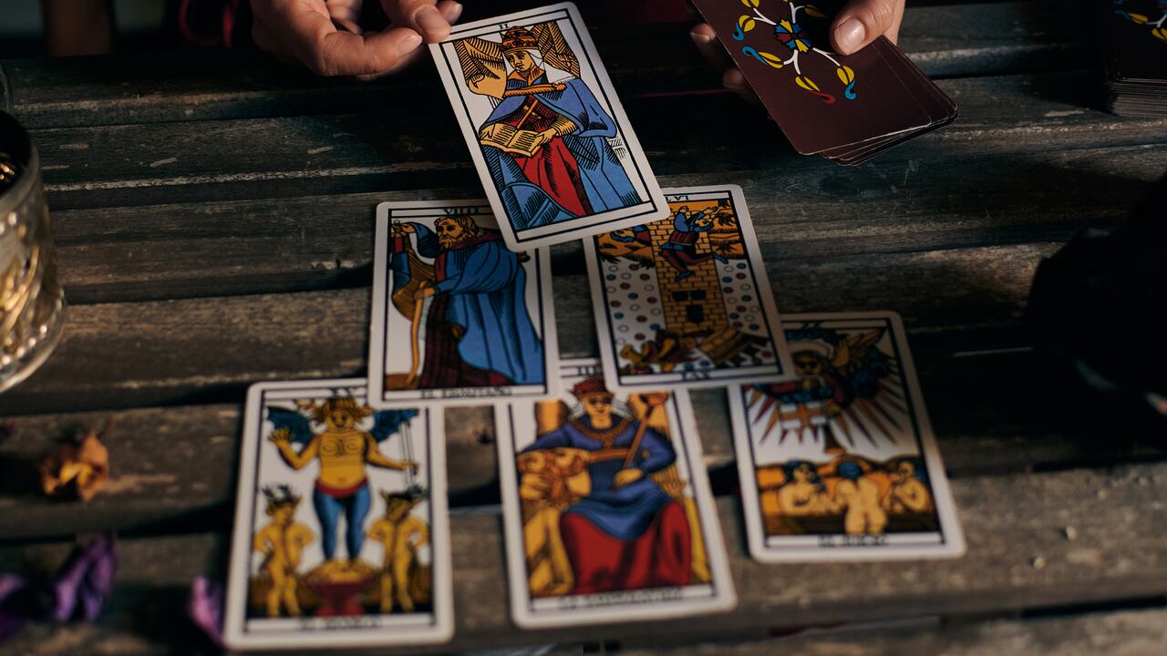 Las cartas del Tarot desvelan cómo les irá a las personas según sus signos zodiacales.