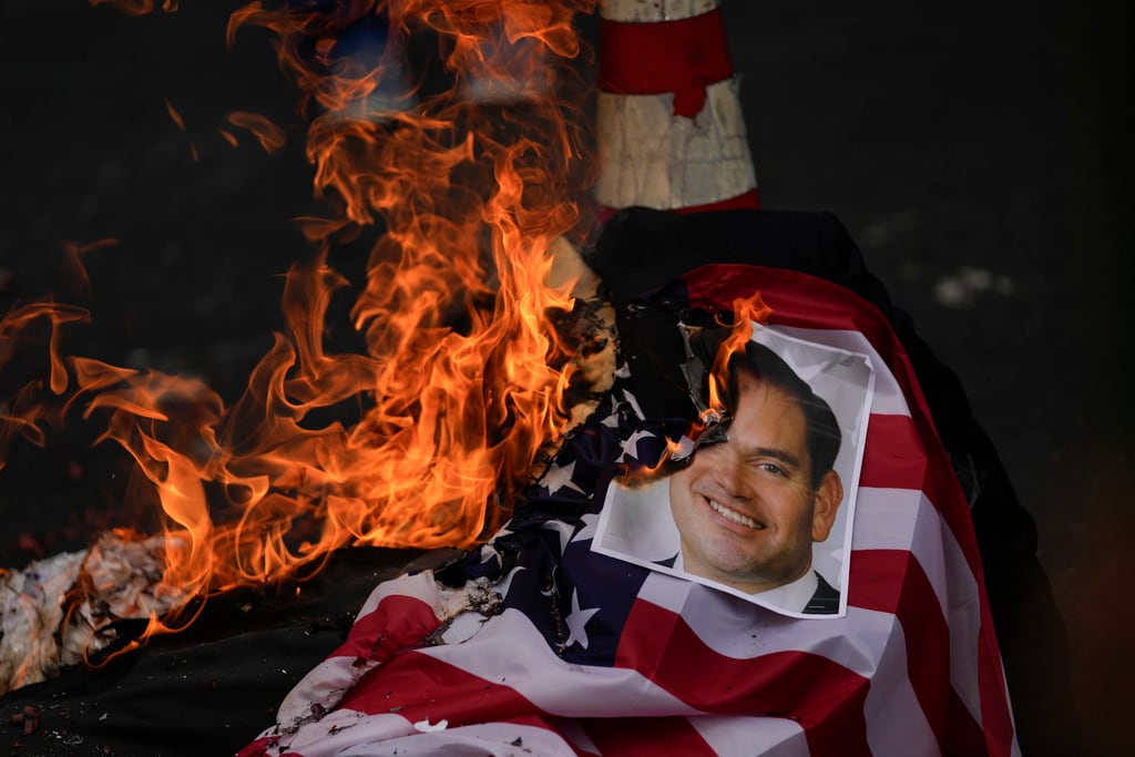 Una fotografía del secretario de Estado de Estados Unidos, Marco Rubio, es quemada por manifestantes que protestaban por su próxima visita a la ciudad de Panamá, el viernes 31 de enero de 2025. (Foto AP/Matías Delacroix)