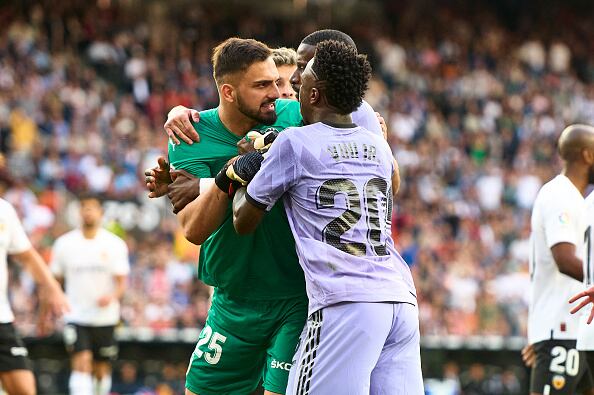 Además de ese incidente, otro altercado entre el delantero brasileño y el jugador ‘che’ Hugo Duro derivó en la expulsión de Vinicius en el minuto 97, pero el árbitro decidió dejar sin sanción a Duro. (Photo by Francisco Macia/Quality Sport Images/Getty Images)