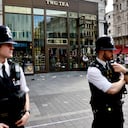 Una fotografía tomada el 12 de agosto de 2024 muestra a agentes de policía de pie junto a una zona acordonada en Leicester Square, Londres. Una mujer y una niña de 11 años fueron hospitalizadas el 12 de agosto después de ser apuñaladas en la famosa Leicester Square del centro de Londres, dijo la policía, añadiendo que un hombre había sido arrestado. (Foto de BENJAMIN CREMEL / AFP)