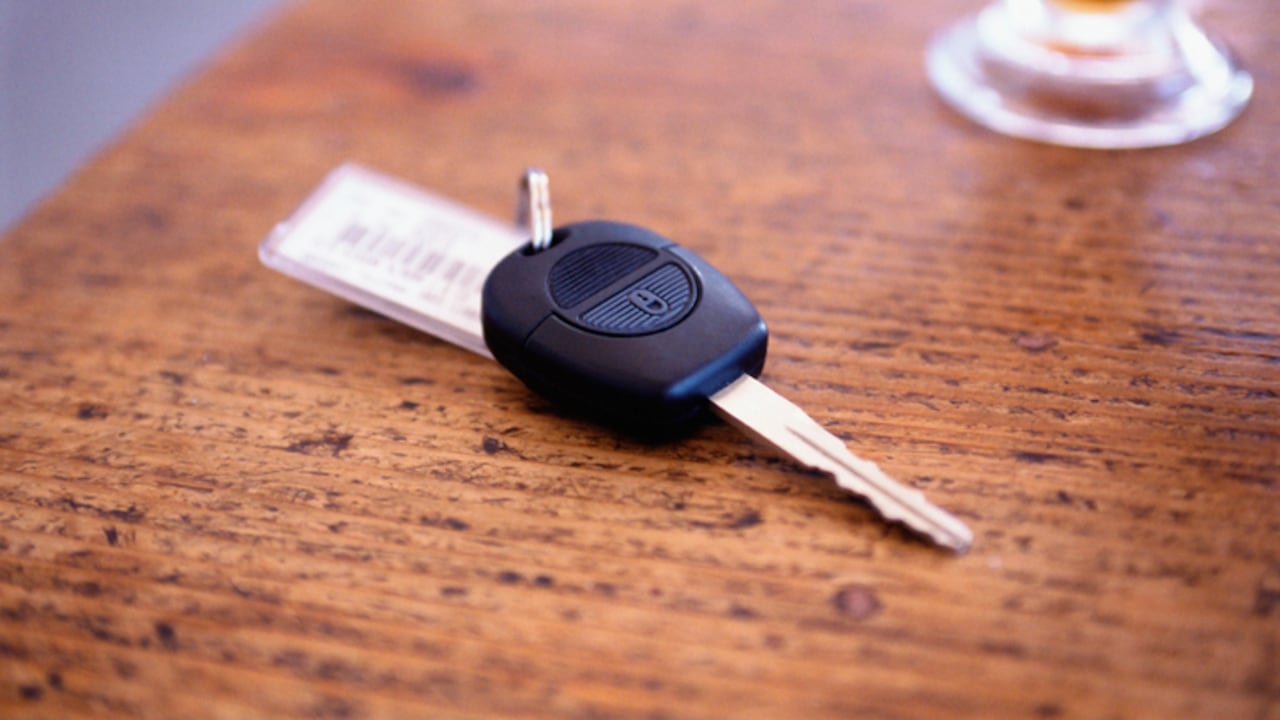 Un hombre apuntó con una pistola a la cabeza de una mujer y abrió fuego tras enojarse por perder las llaves de su propio auto.