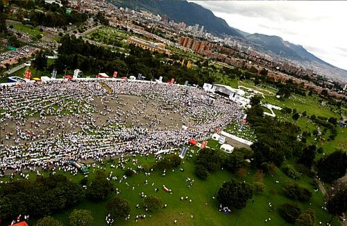 Al parque Simón Bolívar empezaron a llegar marchantes para asistir luego al concierto de la Filarmónica Sinfónica de Bogotá, Batuta, Ensamble Sinsonte y Laura Lambuley, Primero mi Tía, Doctor Krápula, Totó la Momposina y Aterciopelados. 