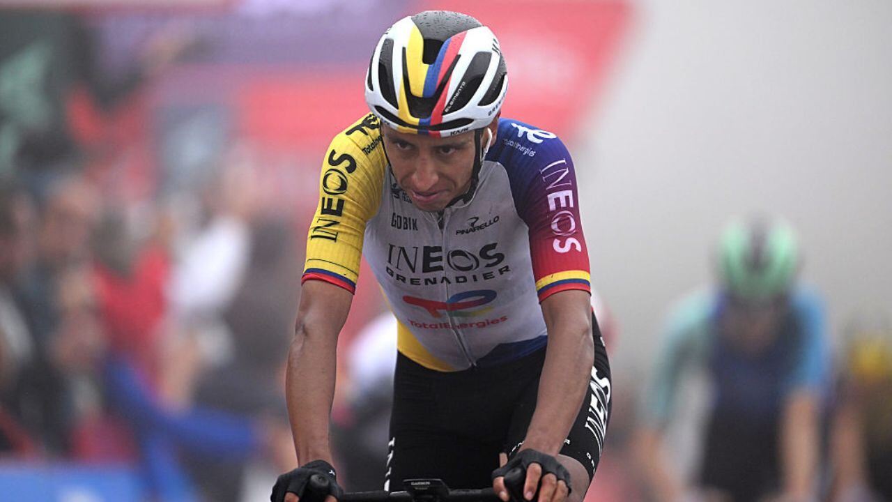 Egan Bernal con su equipo Ineos.
