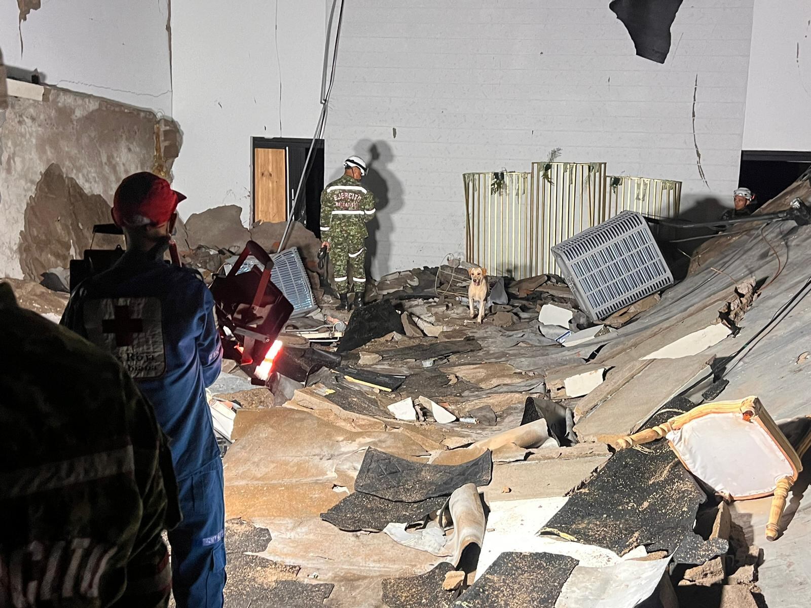 Úrsula en medio de las labores de búsqueda de los cuerpos entre los escombros.