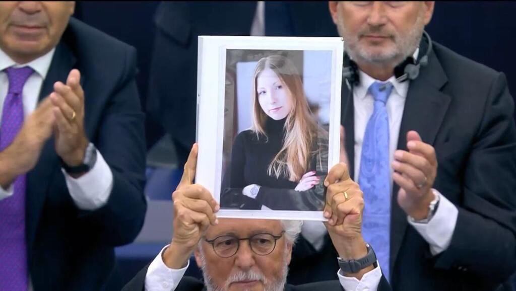 Parlamento Europeo homenajeó al escritor colombiano Héctor Abad Faciolince y a Victoria Amelina.