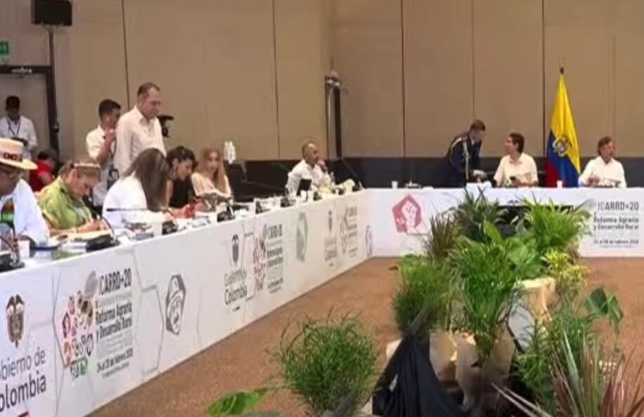 Este es el momento en que uno de los ministros no firma la planilla de la Asamblea Nacional Constituyente