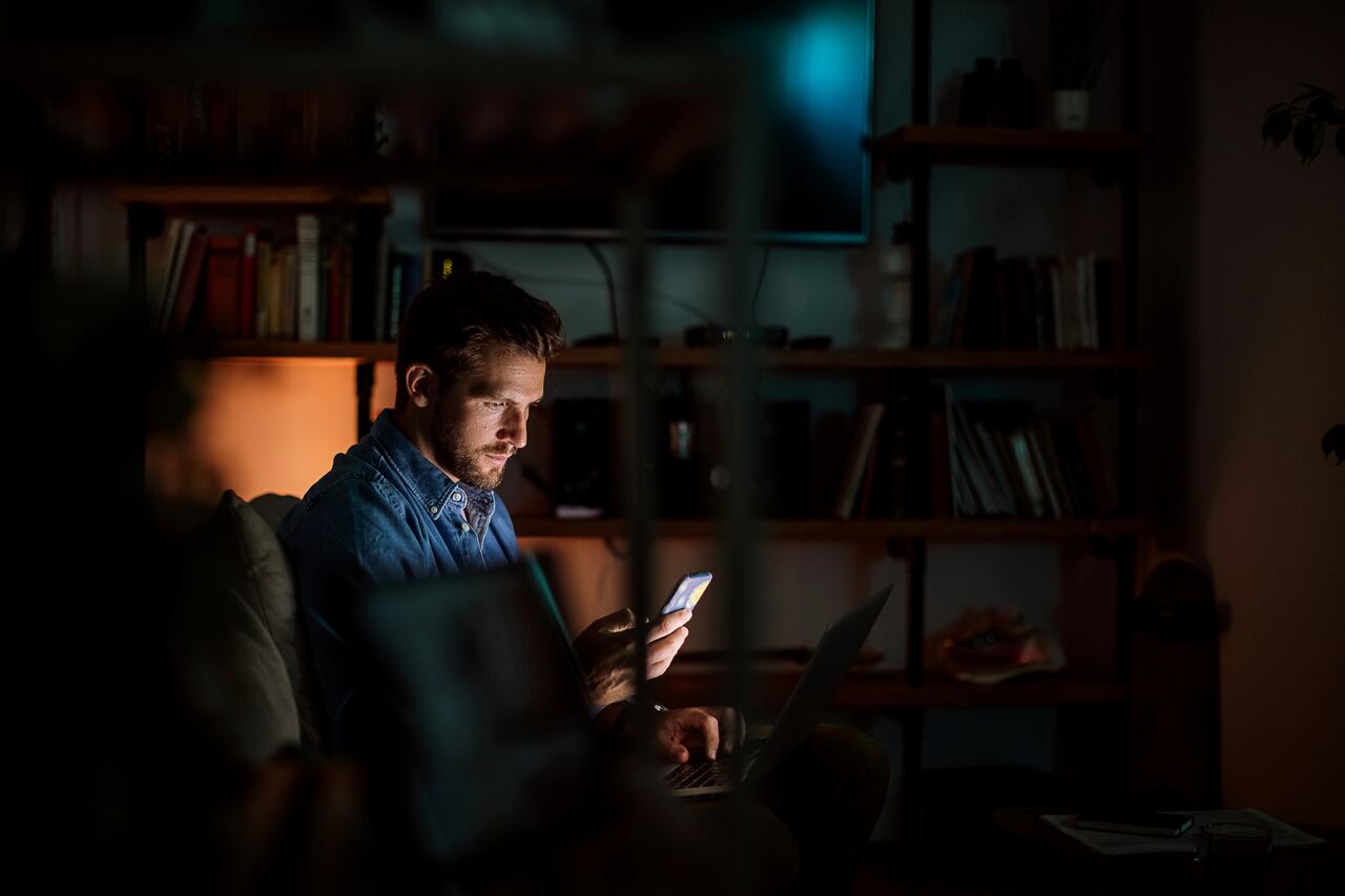 En medio de una emergencia eléctrica, mantener operativo el celular depende de acciones simples que reducen su consumo energético.