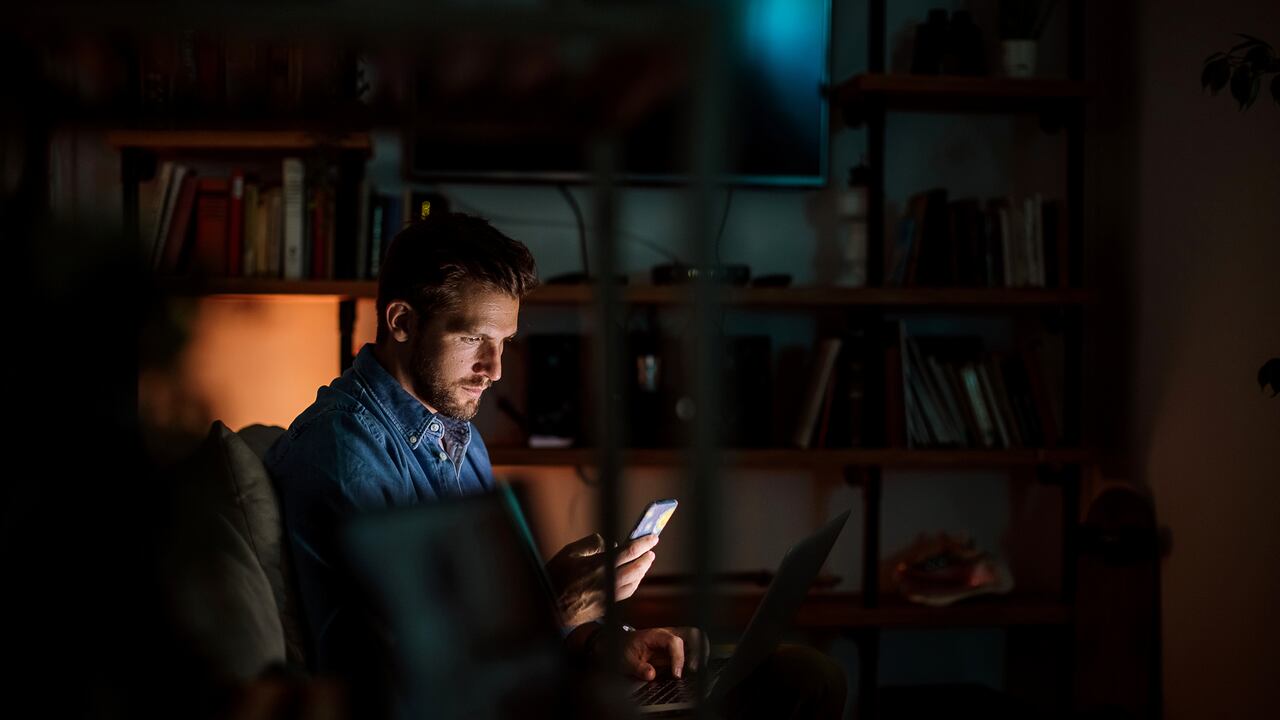 Cortes de luz inesperados pueden dejar incomunicado a cualquiera, pero existen formas efectivas de extender la batería del celular.