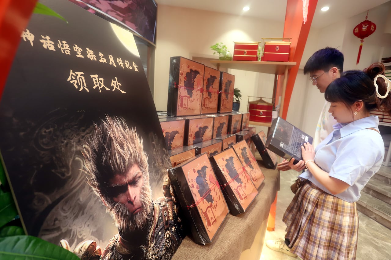 Los clientes compran pasteles de luna lanzados conjuntamente por Daoxiangcun y el juego 'Black Myth: Wukong', un juego de rol de acción arraigado en la mitología china, en una tienda de Daoxiangcun a medida que se acerca el Festival del Medio Otoño el 31 de agosto de 2024 en Suzhou. Provincia china de Jiangsu. (Foto de Wang Jiankang/VCG vía Getty Images)