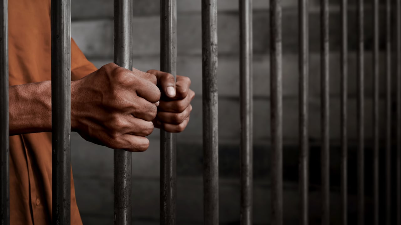 El hombre también deberá pagar una multa por estar involucrado en el homicidio del firmante de paz.
