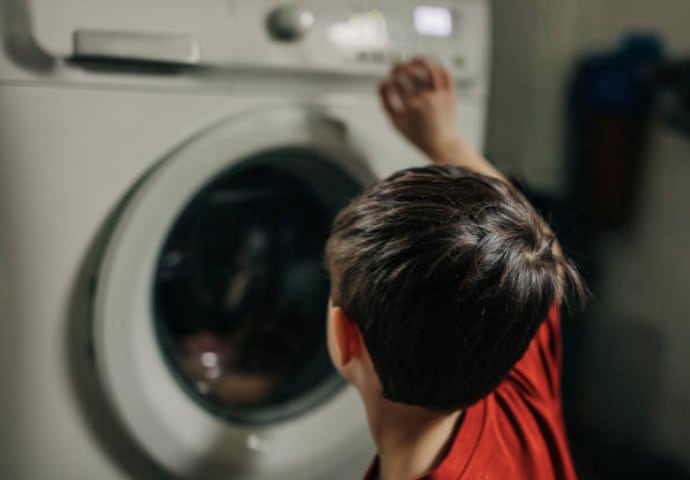 Niño y lavadora