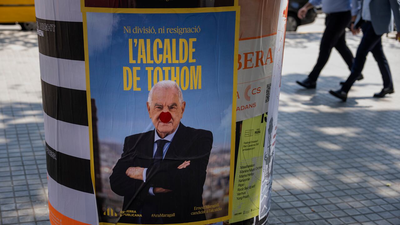 Un cartel electoral en Barcelona. Se ha detenido a unas 17 personas por compra de votos.