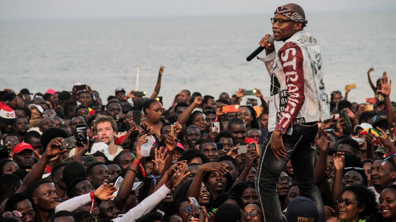 El Dj surafricano Master KG en concierto en las playas del lago Malaui, el 1 de noviembre 2020. Foto: George Ntonya / AFP