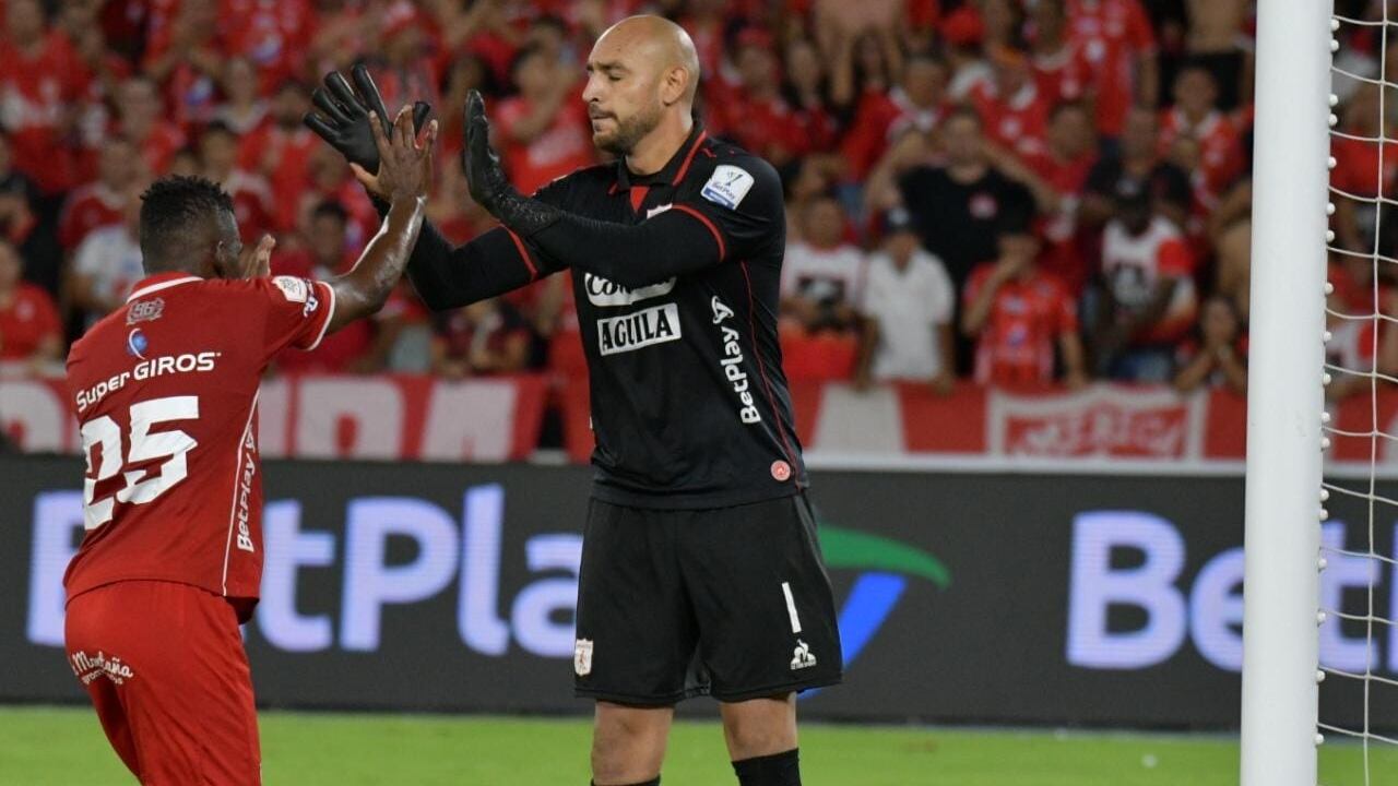 Diego Novoa vistiendo los colores de América de Cali.  Foto: Raúl Palacios / El País