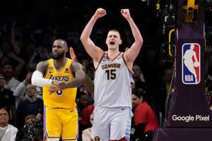Jokic celebra un punto en la cara de LeBron James