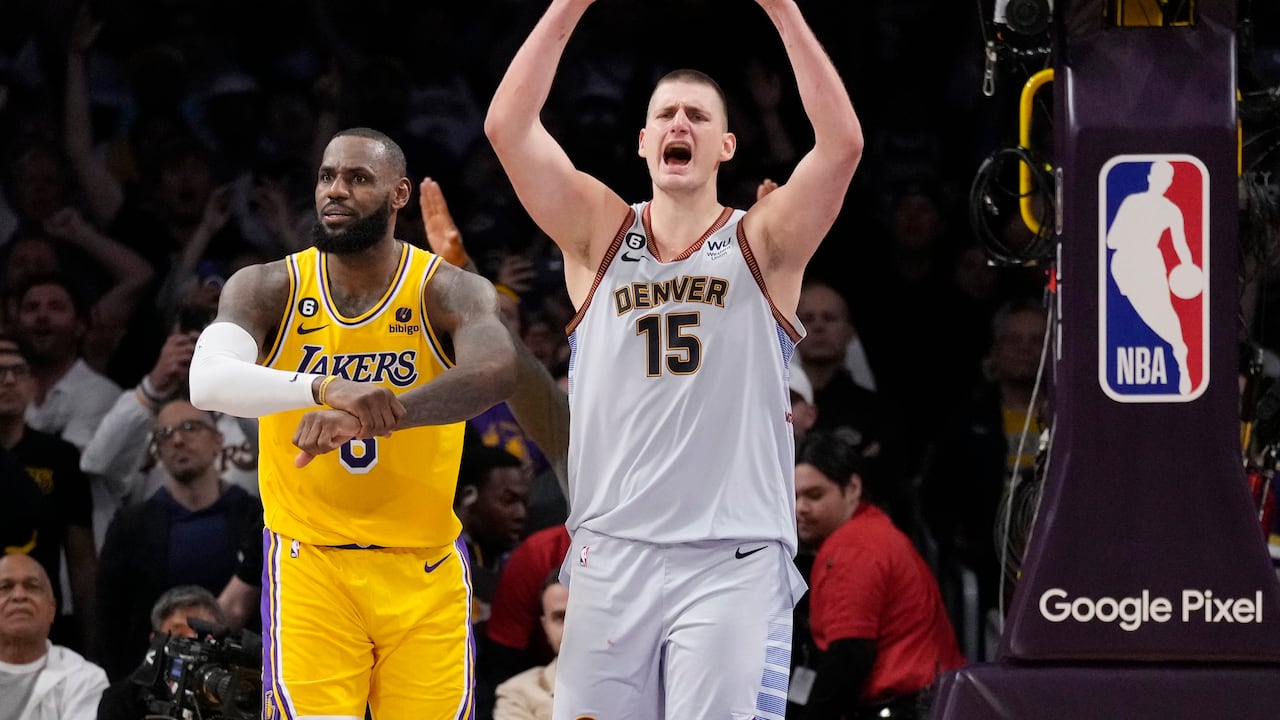 Jokic celebra un punto en la cara de LeBron James