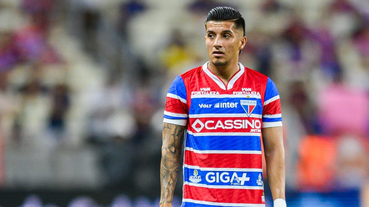 Yeison Guzmán defendiendo los colores del equipo Fortaleza de Brasil.