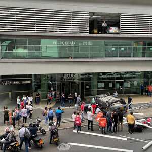 Carro cayó al vacío en un parqueadero cercano al centro comercial Oviedo, en Medellín.