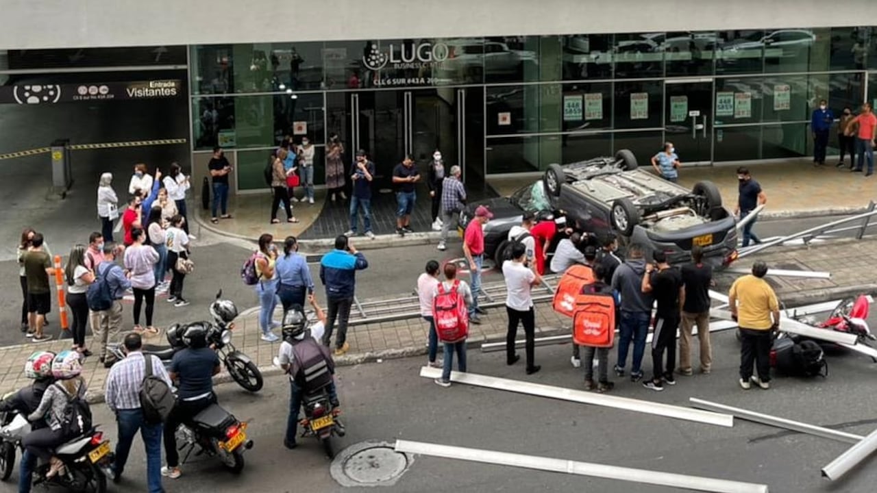 Carro cayó al vacío en un parqueadero cercano al centro comercial Oviedo, en Medellín.