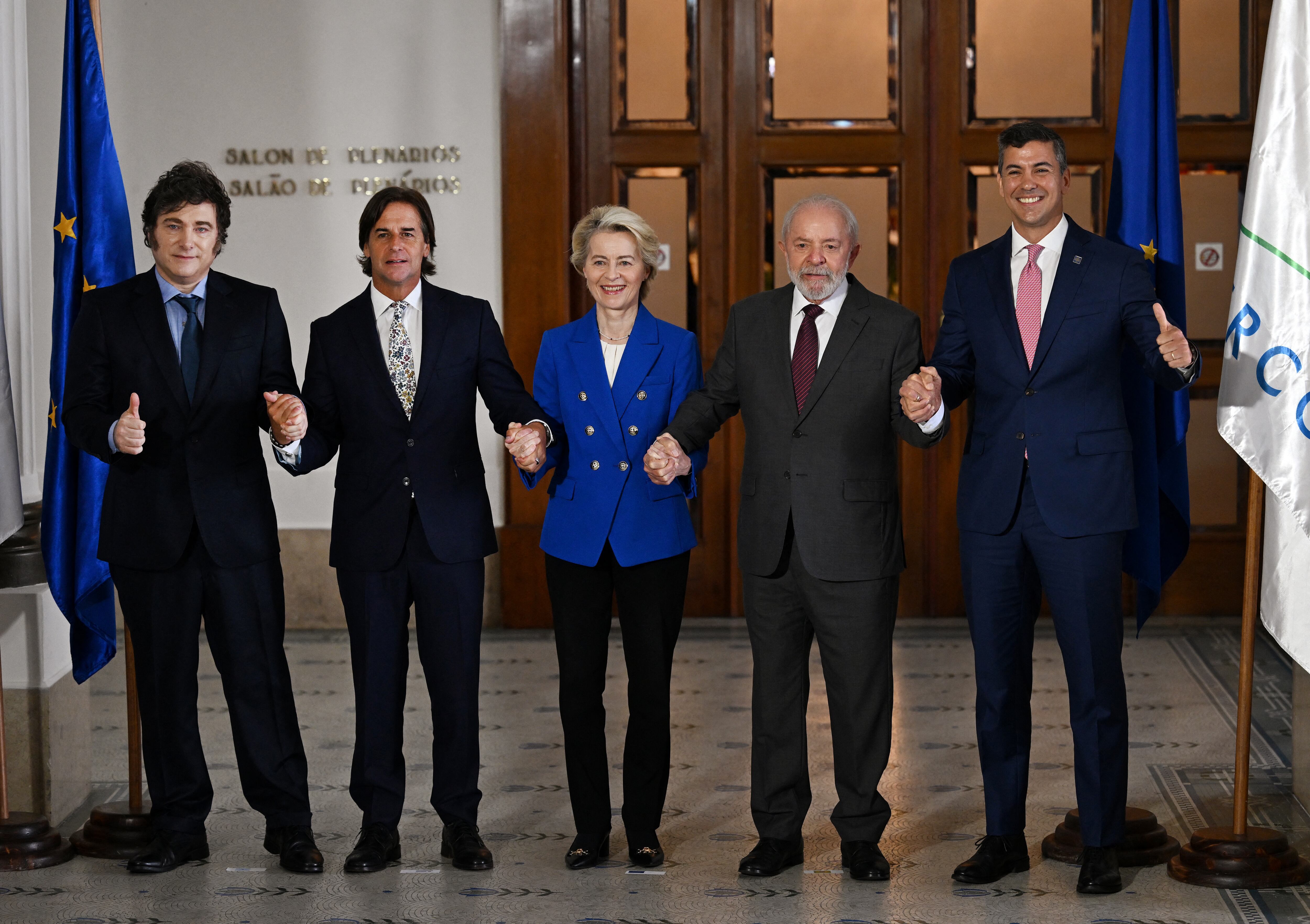 El presidente de Argentina, Javier Milei, el presidente de Uruguay, Luis Lacalle Pou, la presidenta de la Comisión Europea, Ursula von der Leyen, el presidente de Brasil, Luiz Inácio Lula da Silva, y el presidente de Paraguay, Santiago Peña, posan para la fotografía familiar de la LXV Cumbre del Mercosur en Montevideo en diciembre. 6 de diciembre de 2024.