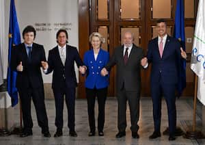 El presidente de Argentina, Javier Milei, el presidente de Uruguay, Luis Lacalle Pou, la presidenta de la Comisión Europea, Ursula von der Leyen, el presidente de Brasil, Luiz Inácio Lula da Silva, y el presidente de Paraguay, Santiago Peña, posan para la fotografía familiar de la LXV Cumbre del Mercosur en Montevideo en diciembre. 6 de diciembre de 2024.