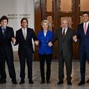 El presidente de Argentina, Javier Milei, el presidente de Uruguay, Luis Lacalle Pou, la presidenta de la Comisión Europea, Ursula von der Leyen, el presidente de Brasil, Luiz Inácio Lula da Silva, y el presidente de Paraguay, Santiago Peña, posan para la fotografía familiar de la LXV Cumbre del Mercosur en Montevideo en diciembre. 6 de diciembre de 2024.
