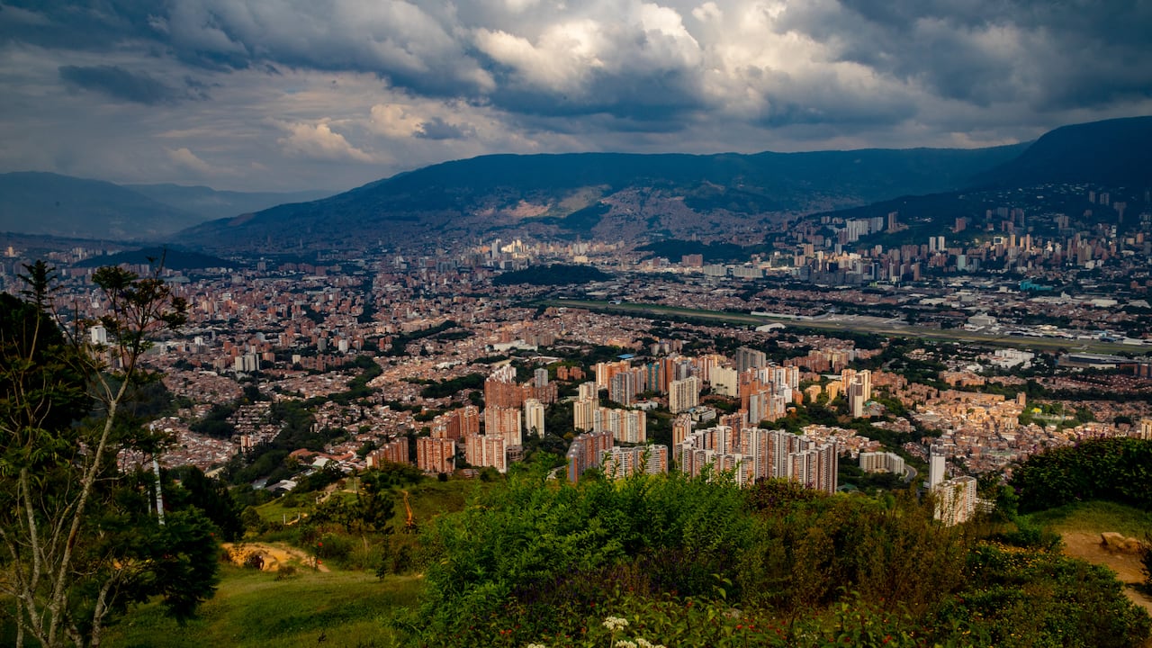 Medellín, Antioquia; Cambio climático, fenómeno ENSO, Fotos Panorámicas y time Lapse desde el Cerro Las 3 Cruces, Nubes, Cielos grises y azules, gente, en 24 de enero de 2025, Belén.