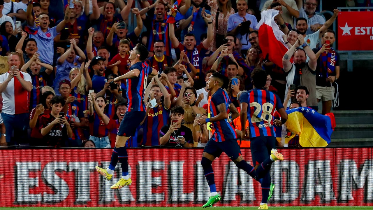 El polaco marcó su primer gol ante Pumas en el Camp Nou