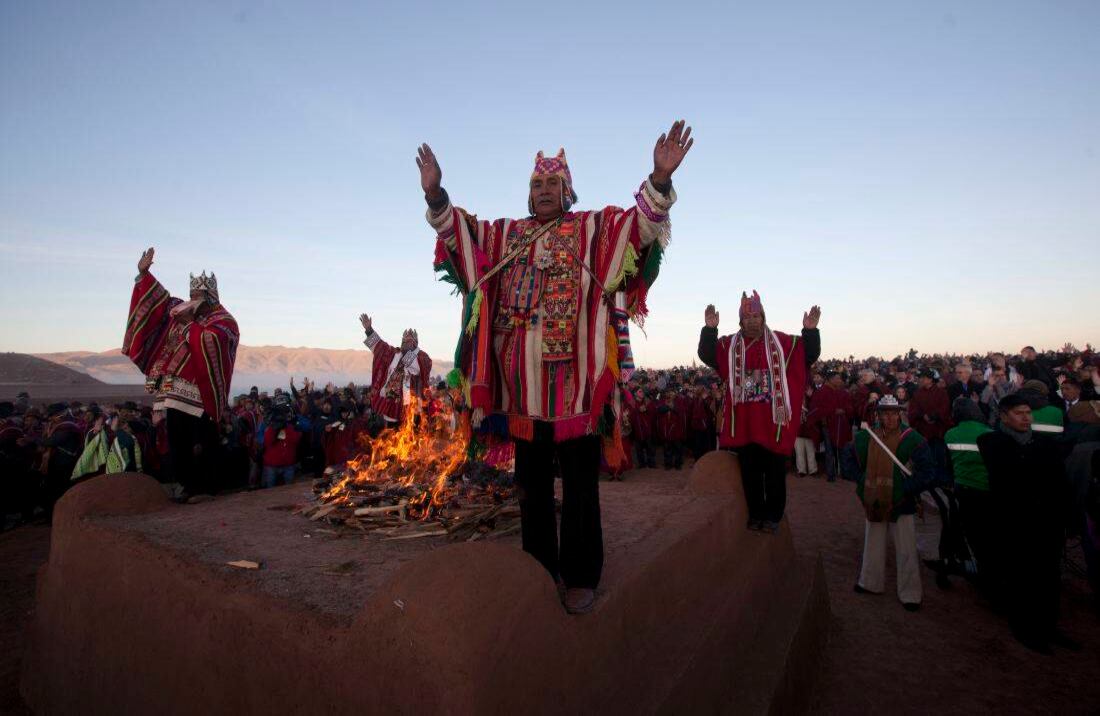 Los líderes religiosos andinos realizan un ritual de Año Nuevo en las ruinas de la antigua civilización de Tiwanaku, Bolivia, el miércoles 21 de junio de 2017. Los indios aymaras de Bolivia celebran el año 5.525, así como el solsticio de invierno del hemisferio sur, El inicio de un nuevo ciclo agrícola. (Foto AP / Juan Karita)