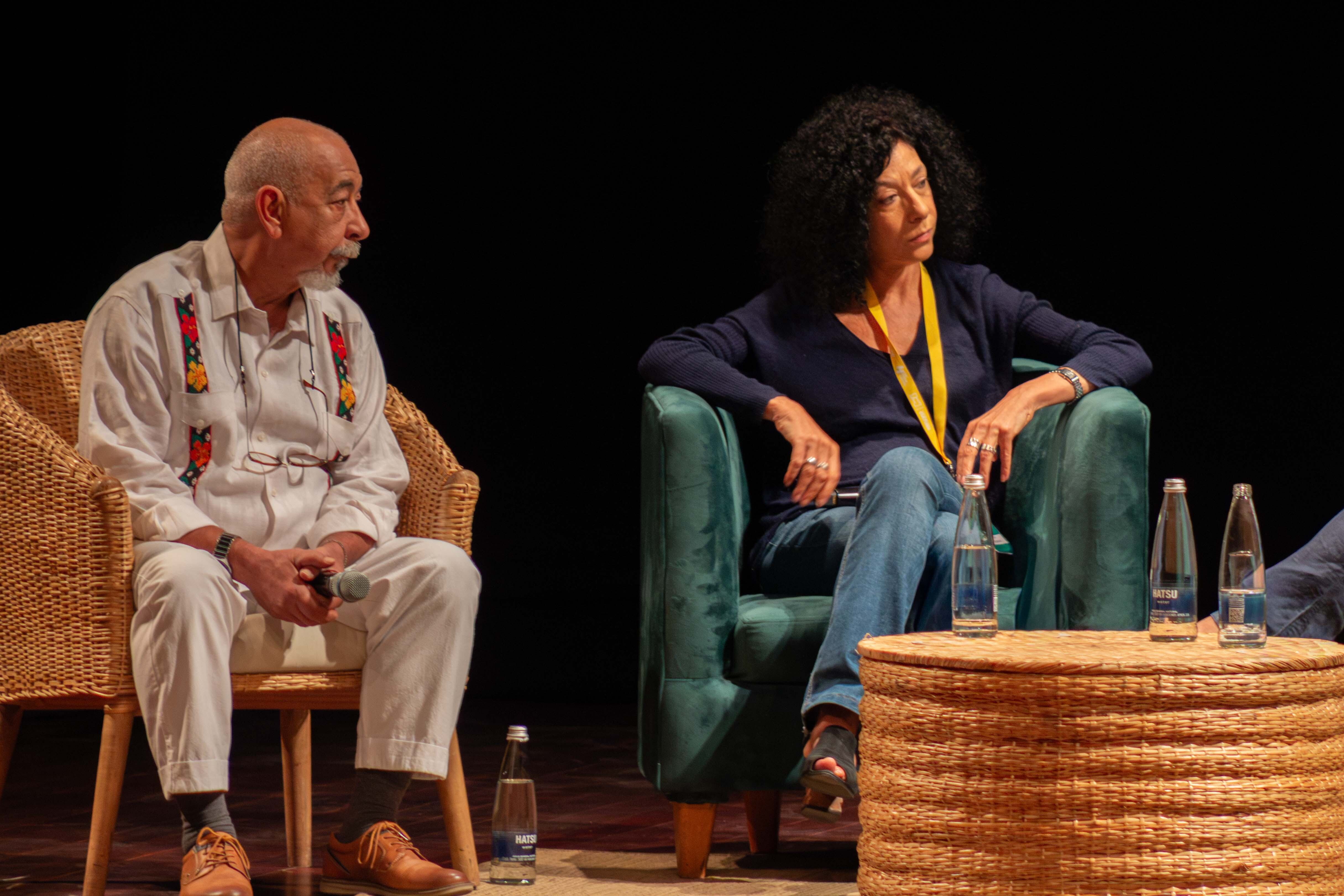 En el marco del Hay Festival Cartagena 2026, los escritores Leila Guerriero, Leonardo Padura y Juan Gabriel Vásquez conversaron junto al director de El País de España a propósito de los 50 años del diario.