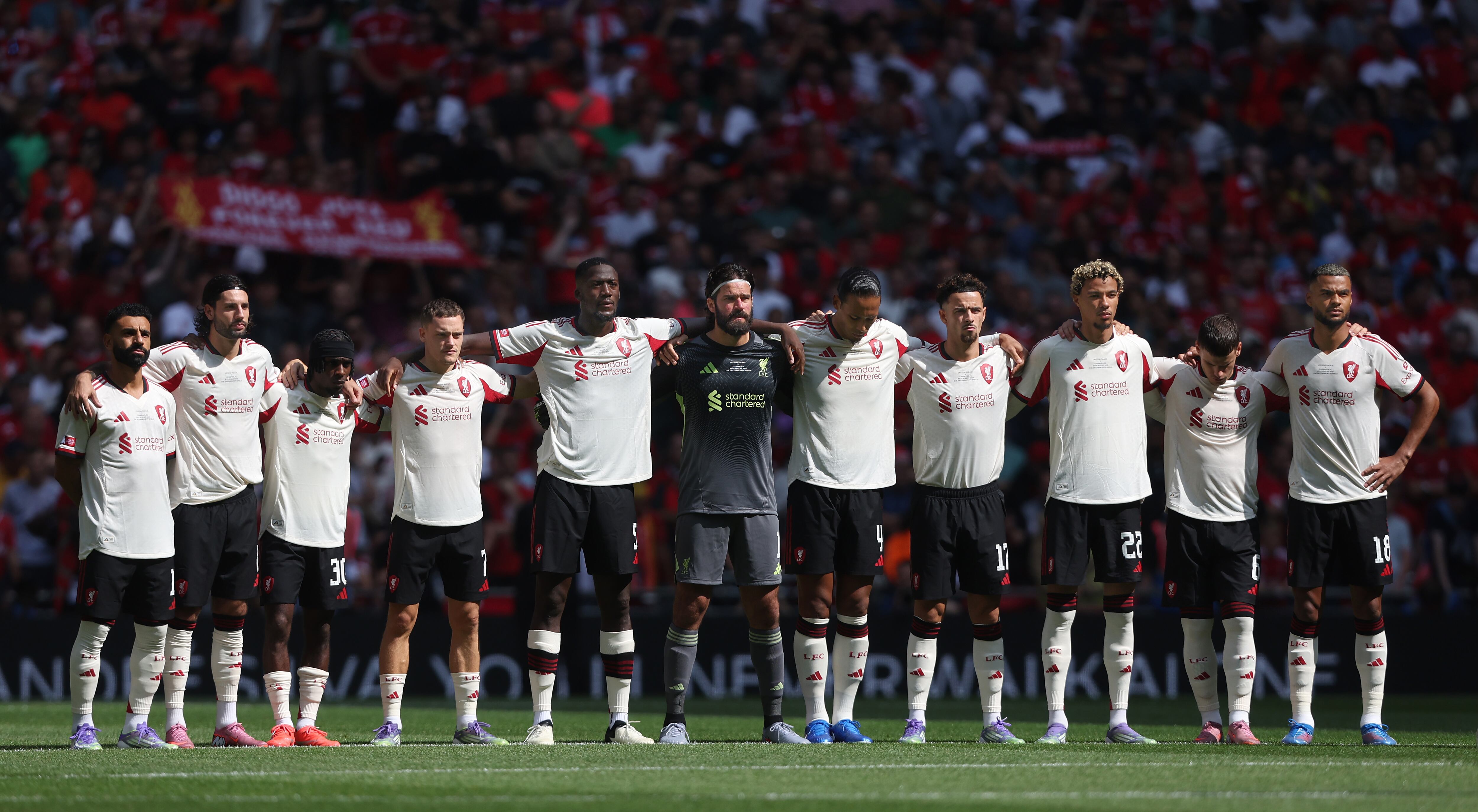 LONDON, ENGLAND - AUGUST 10: Liverpool players line up for a minute's silence for Diogo Jota and Andre Silva during the 2025 FA Community Shield match between Crystal Palace and Liverpool at Wembley Stadium on August 10, 2025 in London, England. (Photo by Rob Newell - CameraSport via Getty Images)