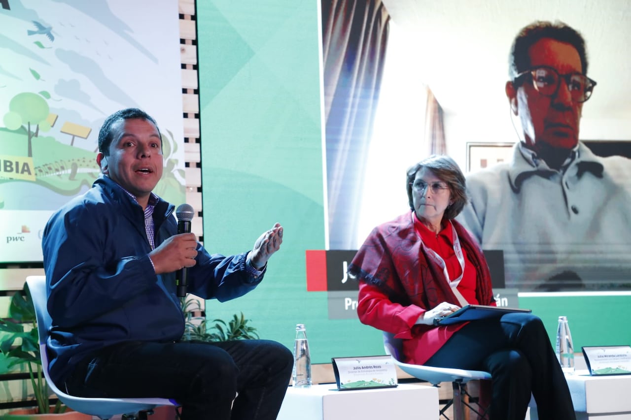 Julio Andrés Rozo, director de Amazonía Emprende-Escuela Bosque junto a Julia Miranda Londoño, representante a la Cámara y exdirectora de Parques Nacionales Naturales.