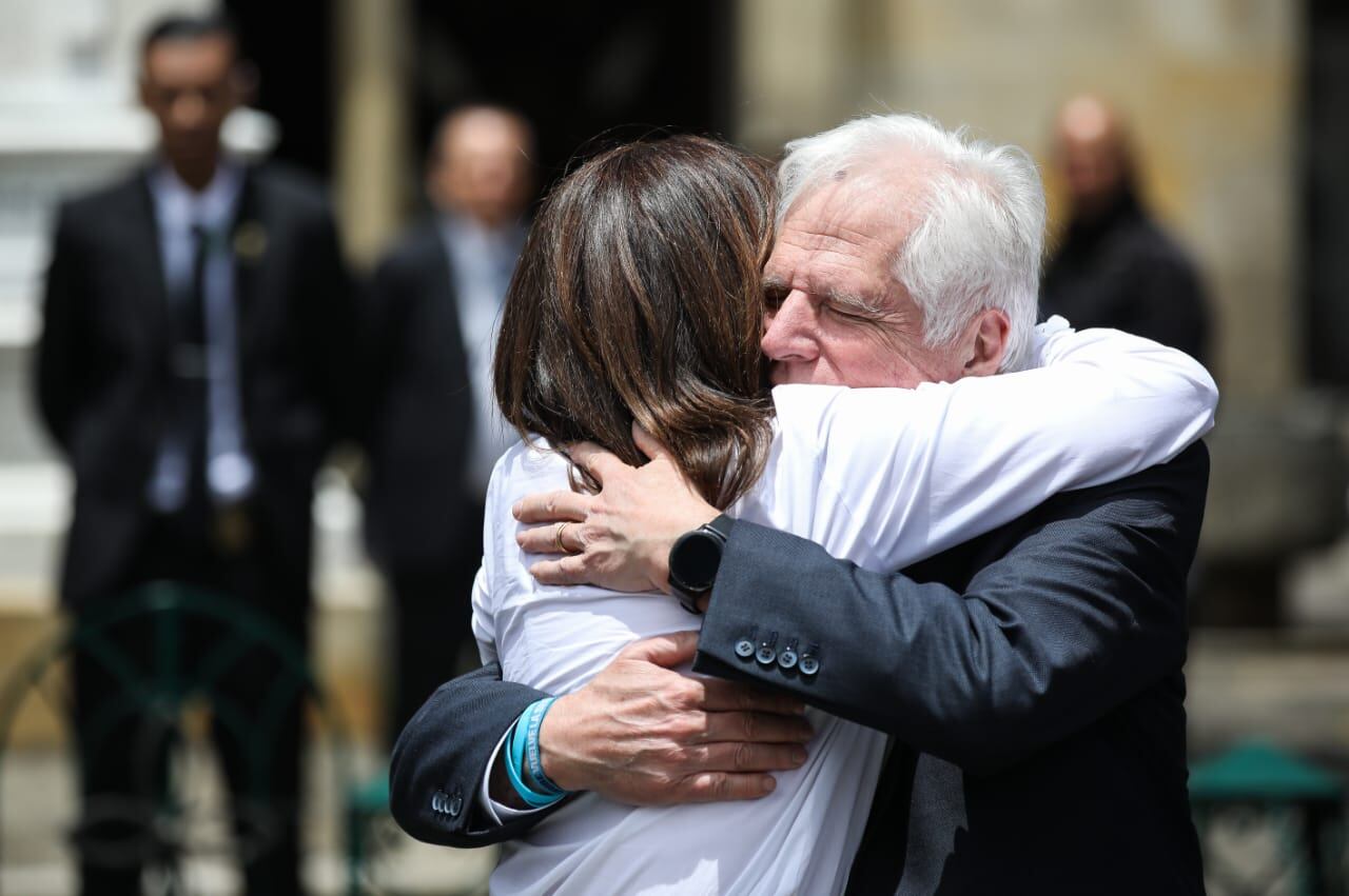 María Claudia Tarazona y su familia, visitan la tumba de Miguel Uribe Turbay en el Cementerio Central.