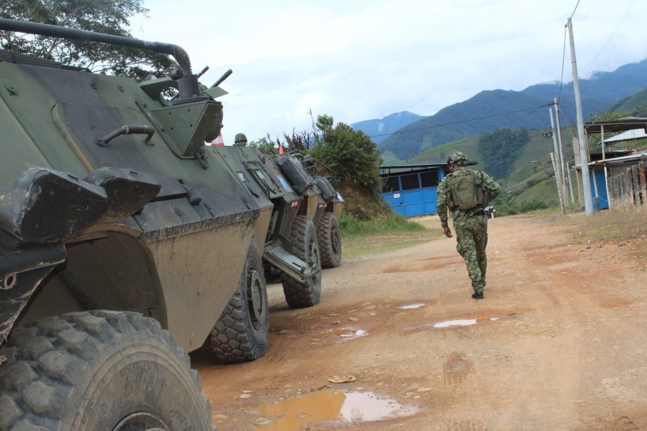 Desde el Plateado, Cauca, nuestras tropas continúan desplegadas en la ofensiva de la Operación Perseo, manteniendo las labores de seguridad para el restablecimiento de los derechos de la población y garantizando la libre movilidad. Foto cortesía Mindefensa.